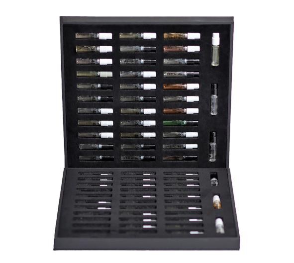 Aufgeklappte schwarze Duftprobenbox mit vielen kleinen Probenfläschchen in drei Reihen